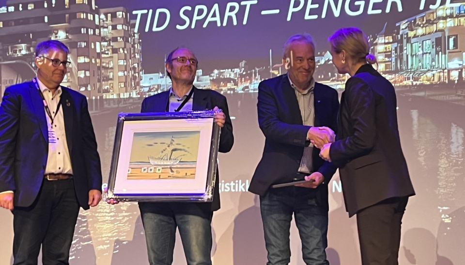 Havnedirektør Tore Lundestad mottok prisen sammen med sine kollegaer under Logistikkdagen Østfold torsdag.