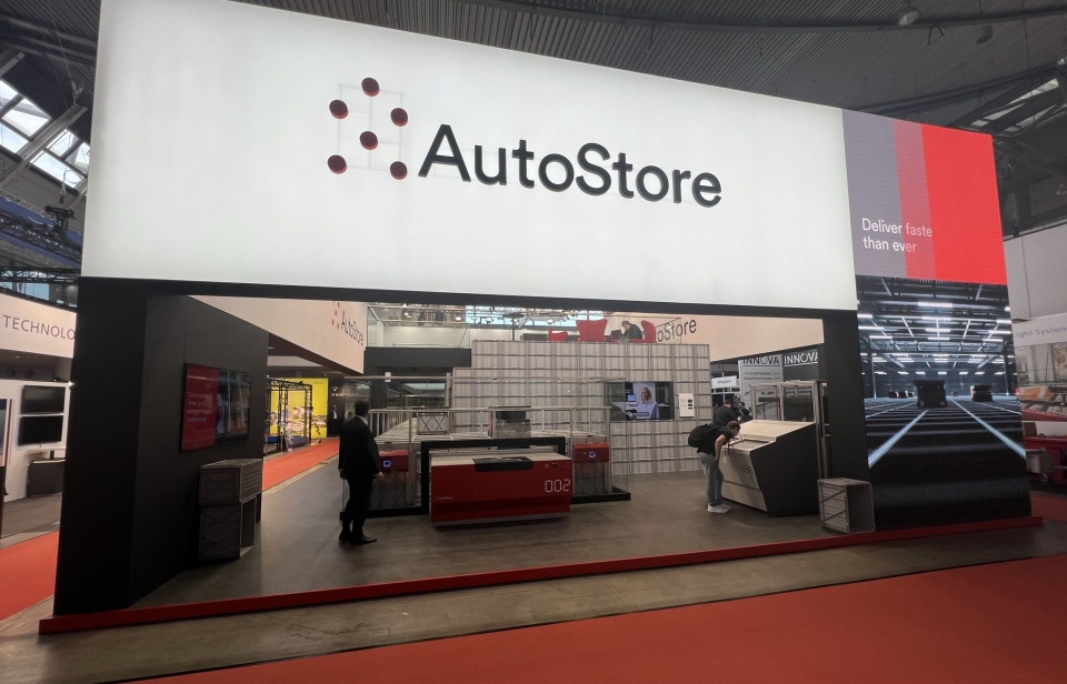 AutoStore hadde en meget forseggjort og stor stand under Logimat. Den var også godt besøkt - dette bildet ble tatt før åpning.