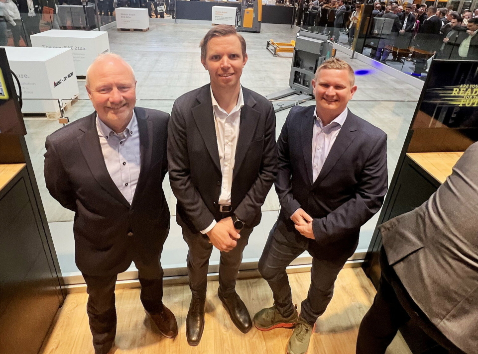 REPRESENTERTE: Jungheinrich Norge var selvsagt på plass for å oppdatere seg på nyhetene fra eget selskap. Fra venstre: Ragnar Pettersen, salgsansvarlig logistikksystemer, Jens Gjerlaug, sjef for logistikksystemer, og salgssjef Kim Rosenberg Oug.