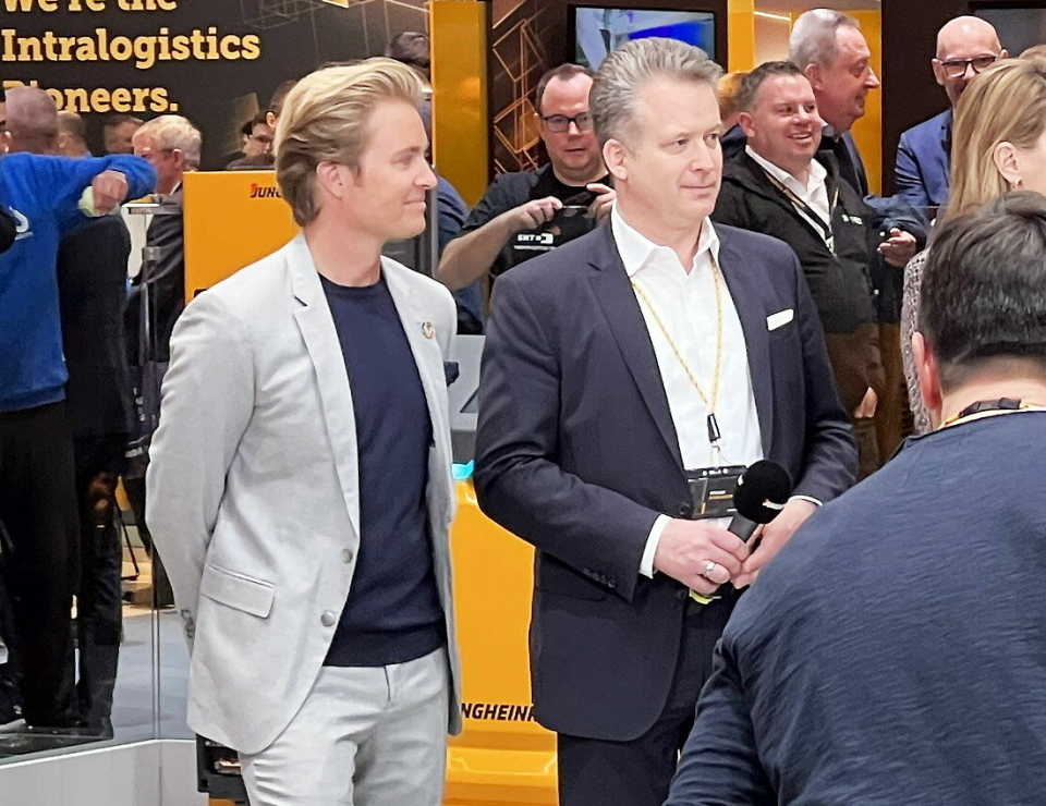 KASTET GLANS: Den tidligere Formel 1-verdensmesteren Nico Rosberg (til venstre) er ambassadør for Jungheinrich, og skapte oppmerksomhet rundt utstillingen sammen med CEO Lars Brzoska.