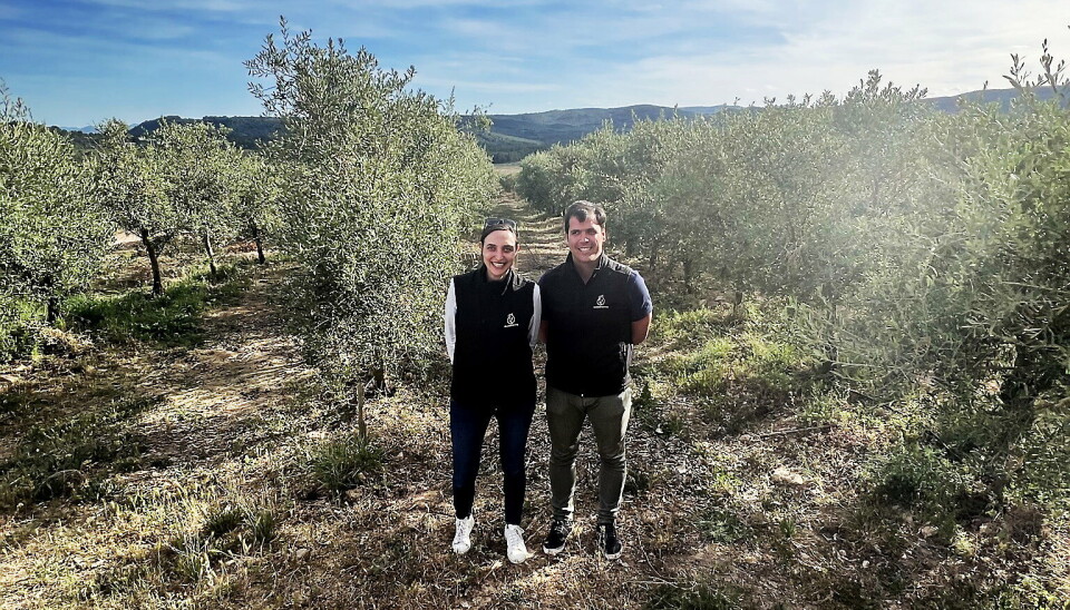 GRØNNE GRÜNDERE: COO Juliette Simonin og CEO Antonio Garcia viser frem Campillo de Julia nordvest for Valencia. Her drives olivendyrking økologisk - det kan blant annet sees på det mange bønder ville kalt ugress mellom treradene, men som bøndene her mener holder bedre på vannet i grunnen. Ugresset er også beite for gårdens 400 geiter, som i sin tur forsyner anlegget med naturlig gjødsel.
