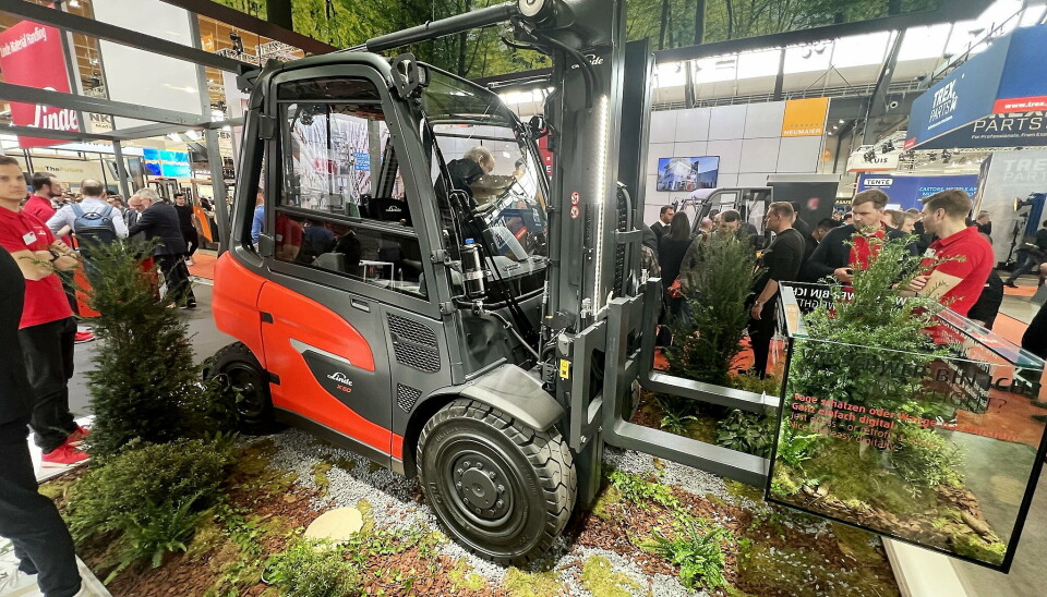 Femtonneren X50 hadde en sentral posisjon på Linde-standen på Logimat, og produsenten understreket med oppsettet at dette var en el-truck som tåler å kjøre litt ute i terrenget. Femtonneren X50 hadde en sentral posisjon på Linde-standen på Logimat, og produsenten understreket med oppsettet at dette var en el-truck som tåler å kjøre litt ute i terrenget.