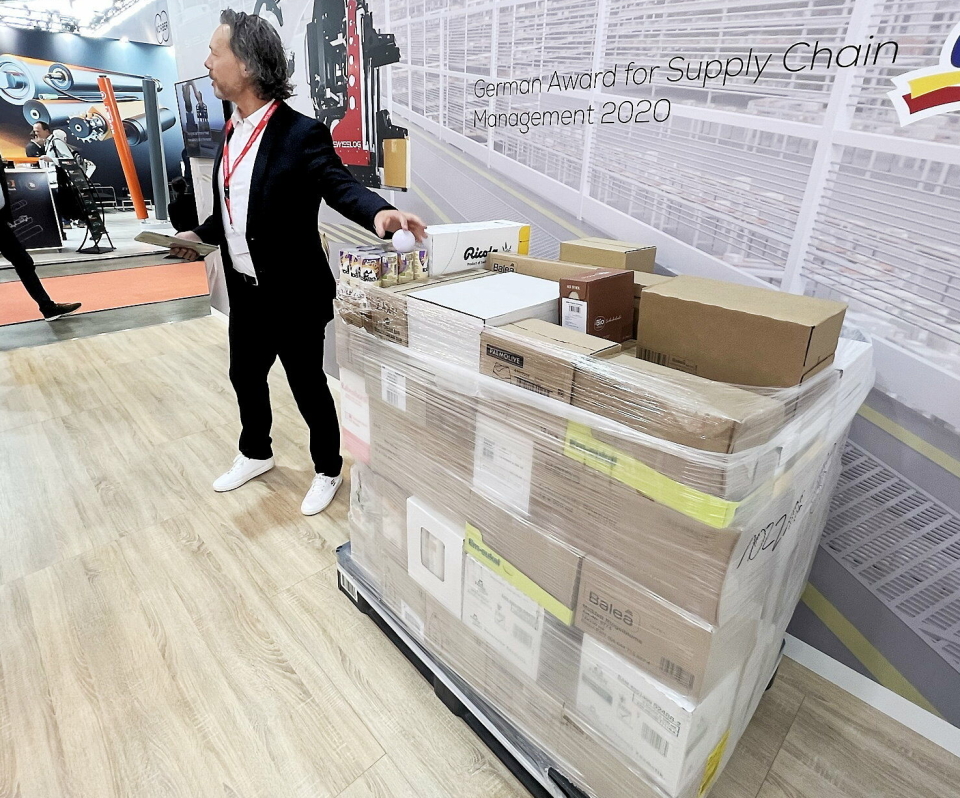 TETRIS-GUD: Lars Eilertsen viser en «perfekt» pall, satt sammen av Swisslogs ACPaQ