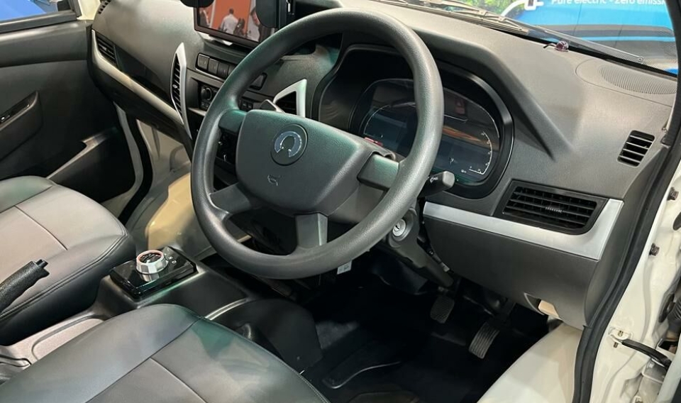 ENKELT: Innvendig i OHM 35 finner vi et enkelt interiør, for enkelt for norske varebilkunder?