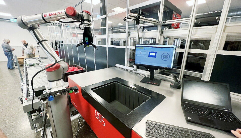OPTIMALISERER: AutoStore-anlegget i underetasjen på Kløfta brukes både som reservedelslager og til forskning og utvikling. Her plukkroboten Element Logic har utviklet sammen med Righthand Robotics. Legg merke til brettet med ulike sugekopper i forkant, som roboten kan veksle mellom. OPTIMALISERER: AutoStore-anlegget i underetasjen på Kløfta brukes både som reservedelslager og til forskning og utvikling. Her plukkroboten Element Logic har utviklet sammen med Righthand Robotics. Legg merke til brettet med ulike sugekopper i forkant, som roboten kan veksle mellom.