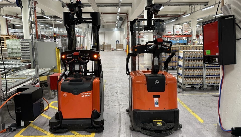 Ny og gammel AGV side om side. Toyota BT Staxio - SAE160 (til venstre) har nå tatt over for «Biola» som lojalt har fraktet paller i ti år. Nå skal «Biola» nyte pensjonstilværelsen - det vil si resirkuleres.