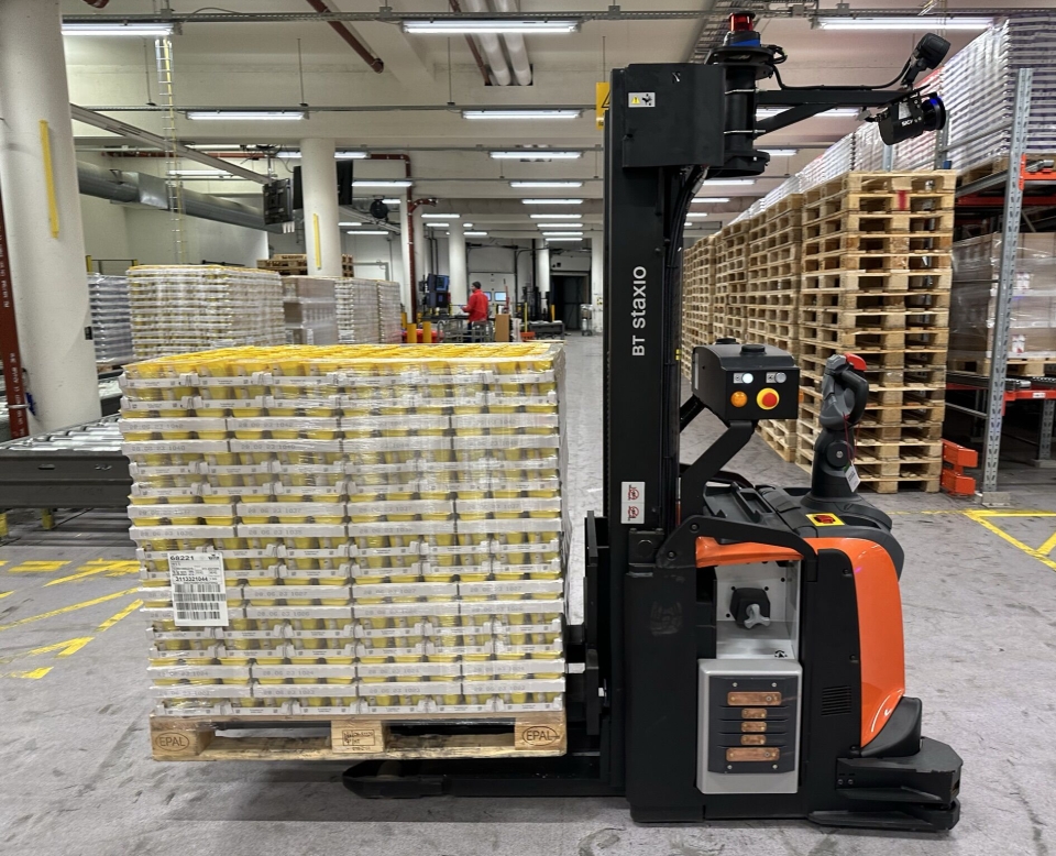 Jobben til AGV-en er å frakte paller fra A til Å - en jobb som er kjedelig og tidkrevende for en menneskelig truckfører.