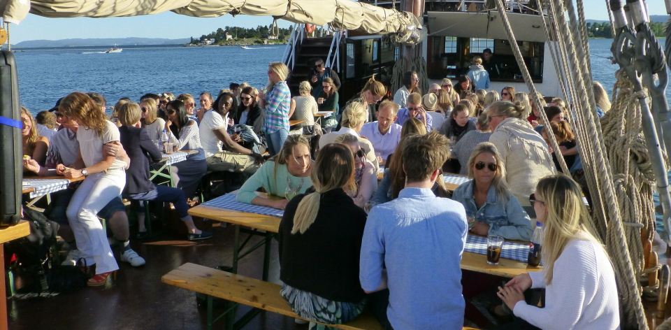 Vi lover god stemning om bord på seilskuta S/V Legende etter det faglige programmet.