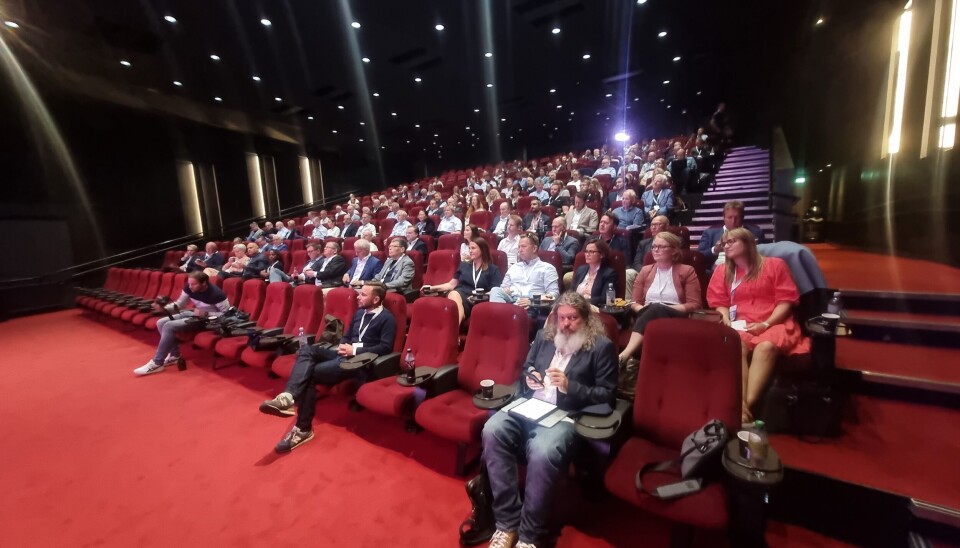 250 logistikk-ledere er samlet på Vika kino i Oslo for «Logistikk 2023». Fremst i bildet, digitalhode og konferansier Torgeir Waterhouse. 250 logistikk-ledere er samlet på Vika kino i Oslo for «Logistikk 2023». Fremst i bildet, digitalhode og konferansier Torgeir Waterhouse.