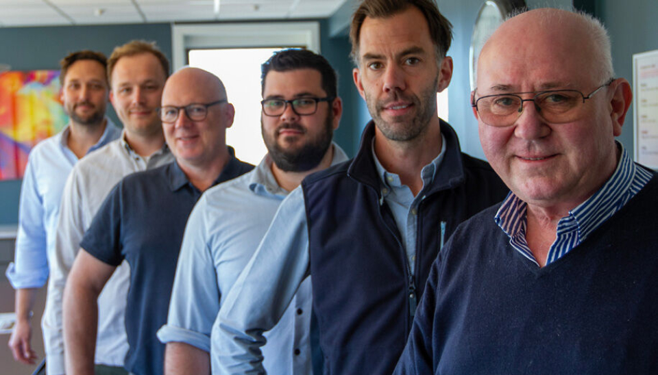 LEDERGRUPPEN: Arne Hagen (foran), avtroppende leder, sammen med den nye ledergruppen. Fra høyre: daglig leder Christian Hagen, servicesjef Christian Wood, salgssjef Bent Mæhre, teknisk sjef Andreas Skuterud, organisasjonssjef Lars Pilgaard.
Ikke tilstede på bildet: produksjonssjef Tore Myhra og Axel Hagen, leder av PallPack AB i Sverige.