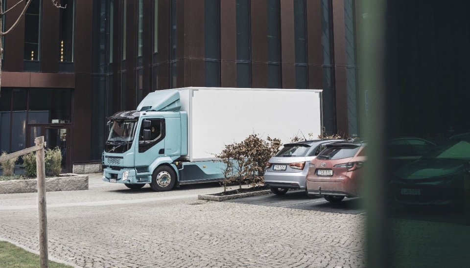 Volvo FL Electric kan nå få opptil 450 kilometer elektrisk rekkevidde, og kan dermed håndtere svært krevende distribusjonsruter både stille og utslippsfritt.