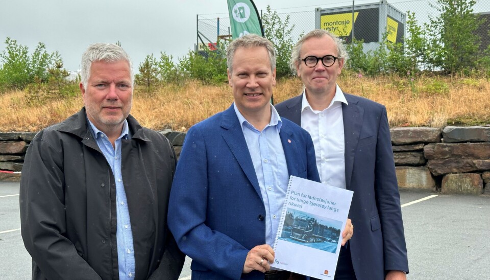 Samferdselsminister Jon-Ivar Nygård mottok planen for utbygging av ladestasjoner langs riksveinettet for tunge kjøretøy i Lillesand mandag fra Ove Myrvåg i Statens vegvesen (t.v.) og Finn Aasmund Hobbelstad i Nye Veier (t.h.). Foto: Edvard Andersen, Samferdselsdepartementet