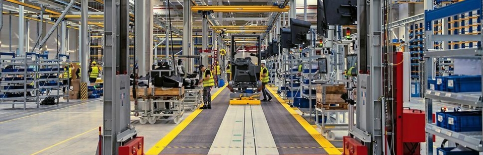 Arbeidere på jobb på den nye fabrikken, den nye arbeidsplassen som fabrikken forventes å tilby over 350 nye arbeidsplasser.