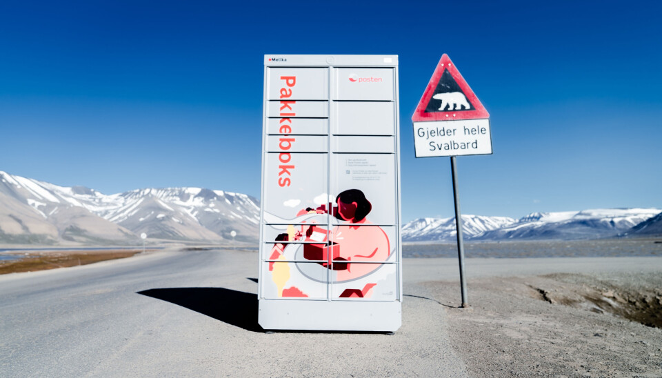MILEPÆL: Pakkeboks nummer 1.800 er plassert ut Longyearbyen på Svalbard.