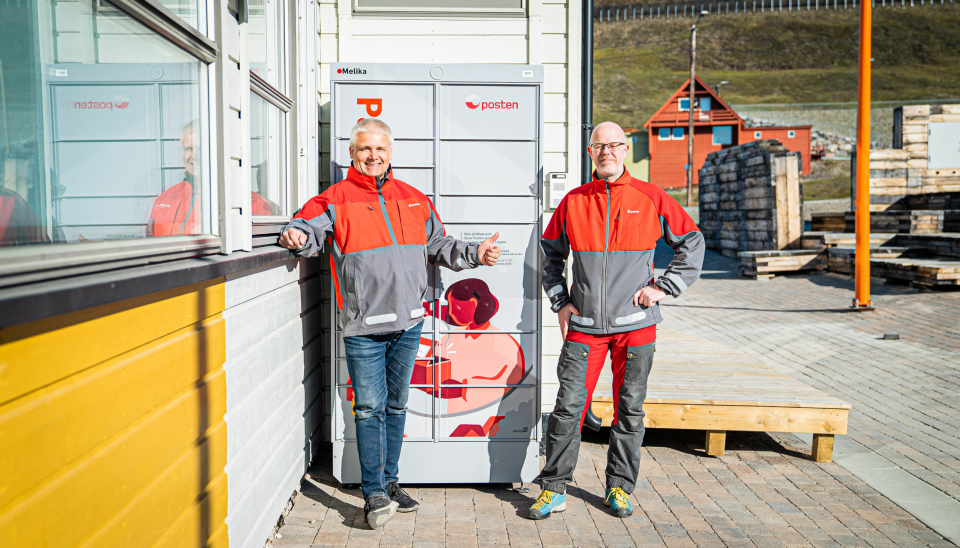 PÅ PLASS: Distriktssjef Pål Ellingsen (t.v.) sammen med daglig leder for Longyearbyen postkontor, Terje Gjeitnes, der Pakkeboksen nå er plassert i byen.