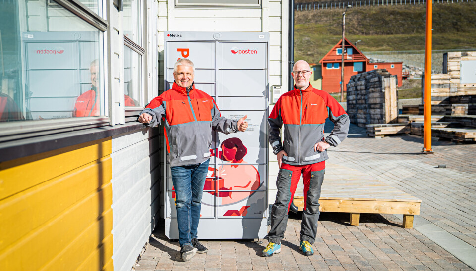 PÅ PLASS: Distriktssjef Pål Ellingsen (t.v.) sammen med daglig leder for Longyearbyen postkontor, Terje Gjeitnes, der Pakkeboksen nå er plassert i byen. PÅ PLASS: Distriktssjef Pål Ellingsen (t.v.) sammen med daglig leder for Longyearbyen postkontor, Terje Gjeitnes, der Pakkeboksen nå er plassert i byen.