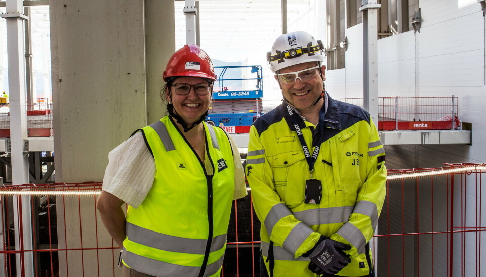 PÅ PLASS: Kommunikasjonsdirektør Hilde Rønningsen og site manager Jan-Eirik Nilsskog gleder seg over fremgangen i byggeprosessen.