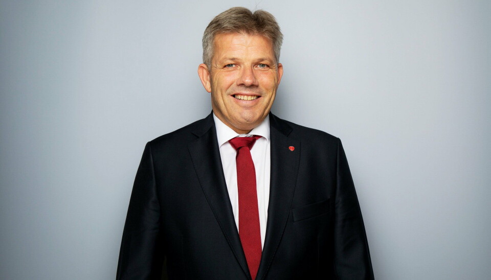Fiskeri- og havminister Bjørnar Skjæran får en vennlig påminnelse fra Kysthavnalliansen. Fiskeri- og havminister Bjørnar Skjæran får en vennlig påminnelse fra Kysthavnalliansen.