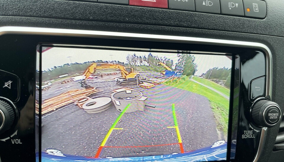 HJELP: Ryggekamera gir god sikt og er til god hjelp under manøvrering. HJELP: Ryggekamera gir god sikt og er til god hjelp under manøvrering.