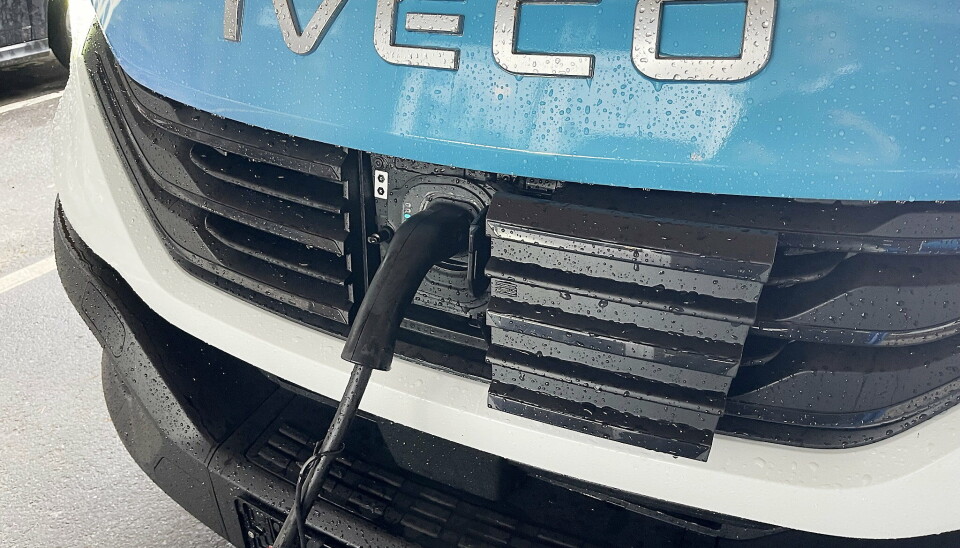 LADING: Standard er bilen utstyrt med en 11 kW lader, men med to batteripakker kan man også bestille 80 kW hurtiglademulighet. LADING: Standard er bilen utstyrt med en 11 kW lader, men med to batteripakker kan man også bestille 80 kW hurtiglademulighet.
