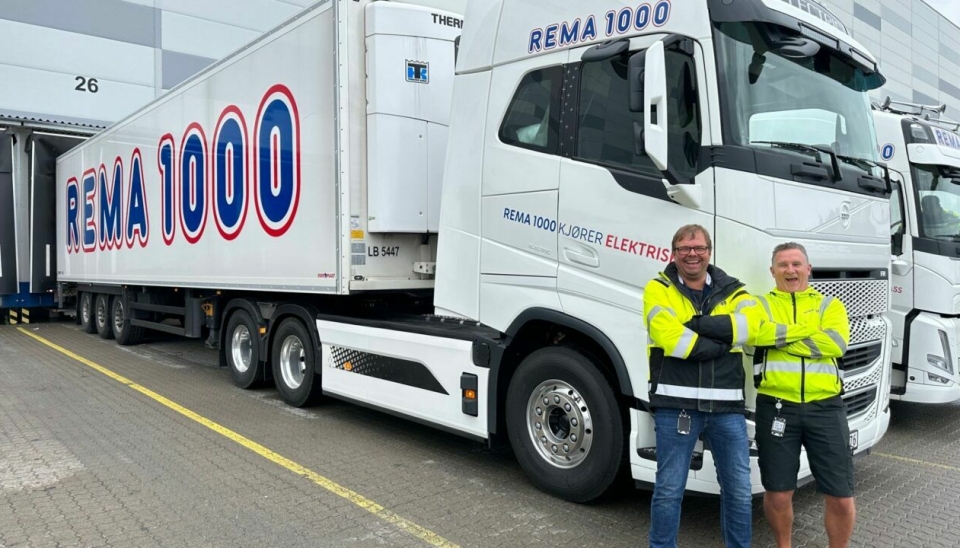Sjåførene Jens Kyrre Anthonsen og André Skuterud fra RD Transport var fornøyd med første tur med den ny elektriske trekkvognen.