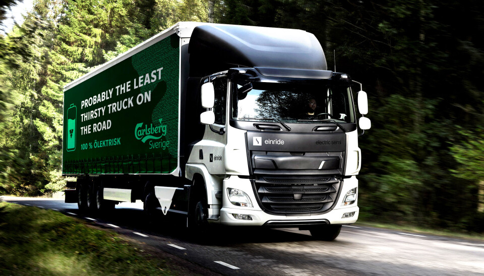 MINST TØRST: Carlsberg Sverige utvider sitt samarbeid med Einride for elektrisk drikketransport. Sannsynligvis den minst tørste lastebilen i verden, og 100% ølektrisk står det på semitraileren bak denne Einride-trekkvogna.