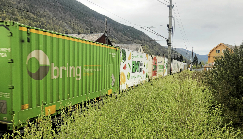 Jernbanedirektoratet kutter antall persontog og øker antall godstog via Rørosbanen. Her passerer et CargoNet-tog Otta-stasjon - en strekning som i dag er strengt på grunn av brokollapsen ved Ringebu.