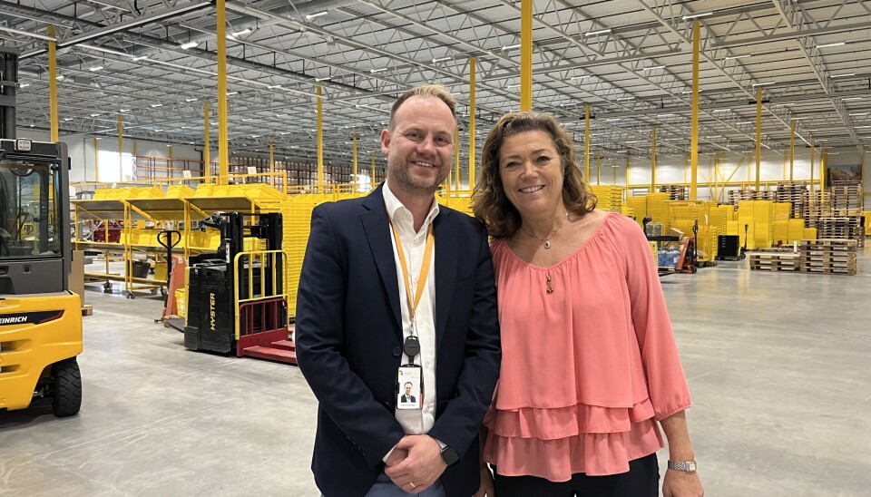Anders Lunde Angen, daglig leder i Helthjem Netthandel, og Kristin Skogen Lund, konsernsjef i Schibsted, var storfornøyd under fredagens lageråpning i Vestby. Anders Lunde Angen, daglig leder i Helthjem Netthandel, og Kristin Skogen Lund, konsernsjef i Schibsted, var storfornøyd under fredagens lageråpning i Vestby.