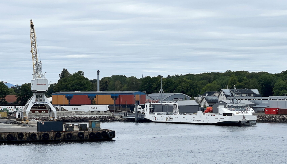GÅR I RUTE: Sjødronene til Asko Maritime har vært i drift i et års tid mellom Horten og Moss. Her ligger Therese klar for lasting i Horten Havn. Asko Maritime ser nå videre mot nye spennende prosjekter. Hvordan eventuelle skip som skal gå mellom Bodø og Tromsø vil se ut, ønsker ikke Asko Maritime å røpe enda, men de vil nok bli noen hakk mer «skip» og litt mindre «lekter» enn MS Therese.