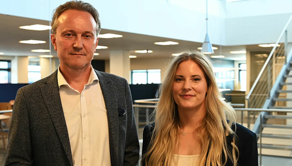 Rene Busekist Ohlsen og en av de nye norske ansatte Lisa Lund ved hovedkontoret i Danmark.