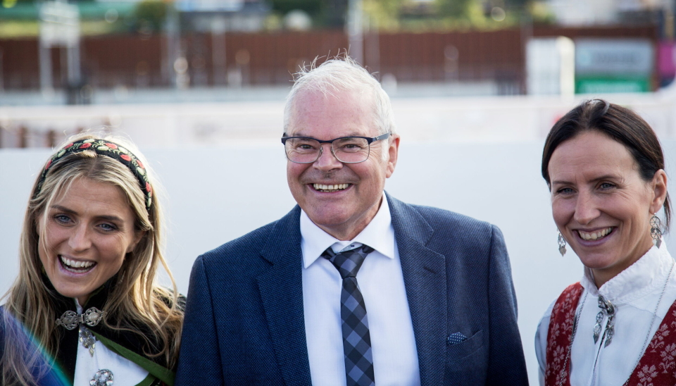 VINNER: Kai Just Olsen er vinner av Moderne Transport-prisen 2023 - her flankert av gudmødrene fra dåpen av MS Therese og MS Marit - Therese Johaug og Marit Bjørgen.