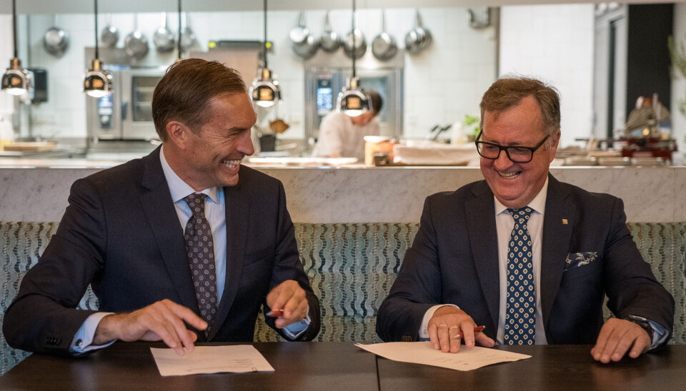 Jan van der Burg (til venstre) fra Servicegrossistene og Morten Thorvaldsen fra Thon Hotels markerer starten på et nytt samarbeid. Kontrakten ble signert på Osteria della Nonna på Thon Hotel Rosenkrantz Jan van der Burg (til venstre) fra Servicegrossistene og Morten Thorvaldsen fra Thon Hotels markerer starten på et nytt samarbeid. Kontrakten ble signert på Osteria della Nonna på Thon Hotel Rosenkrantz
