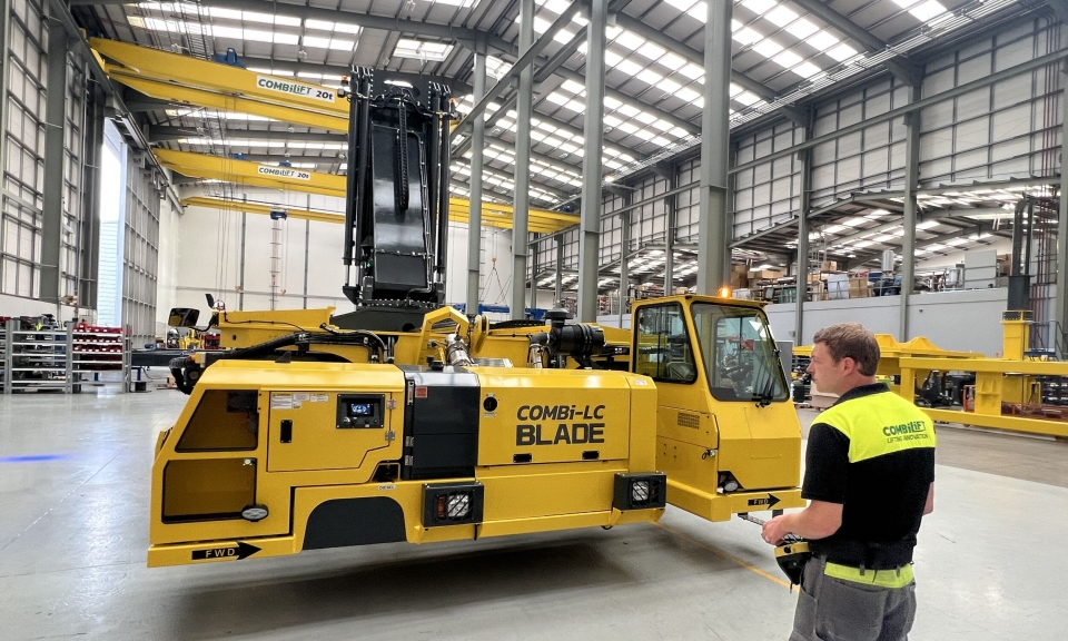 COMBi-LC fjernstyres. Her blir kjøretøyet demonstrert inne på Combilifts fabrikk i Irland.