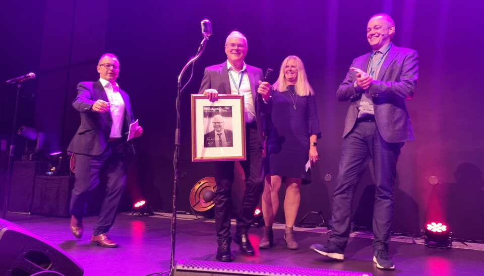 Kai Just Olsen mottok prisen av MT-redaktør Øyvind Ludt (t.h.) og juryleder Eirill Bø.