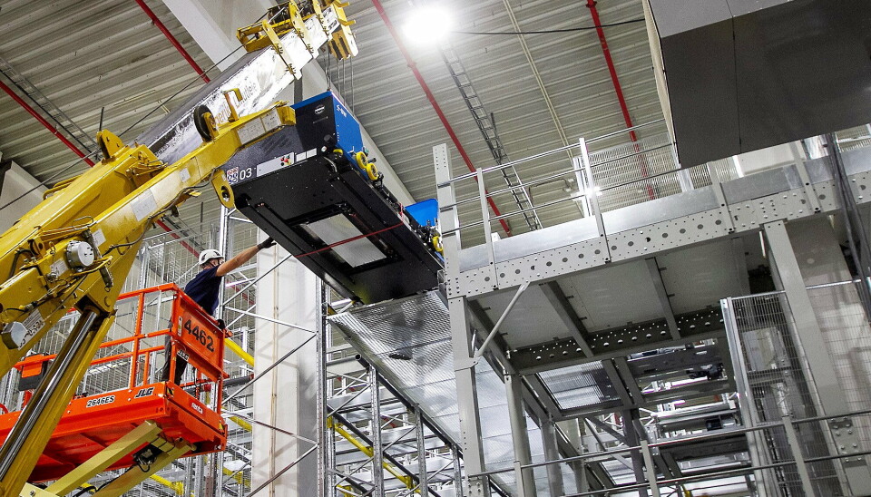 Hver shuttle med satelitt veier 1,2 tonn. Da er det nødvendig med solid kran og solide montører. Hver shuttle med satelitt veier 1,2 tonn. Da er det nødvendig med solid kran og solide montører.