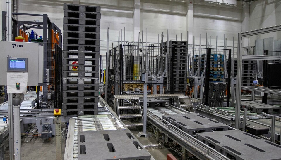 Askos ITO Miljøstasjon kategoriserer og sorterer paller, og blir nå integrert med pallelageret via automatiske skytler. Askos ITO Miljøstasjon kategoriserer og sorterer paller, og blir nå integrert med pallelageret via automatiske skytler.