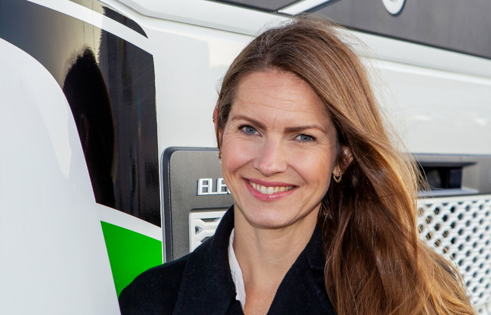 Stine Alvestad leder bærekraftssatsingen i Smart Retur, og gleder seg over at selskapet nå kommer i gang med den første elektriske lastebilen på sine ruter.