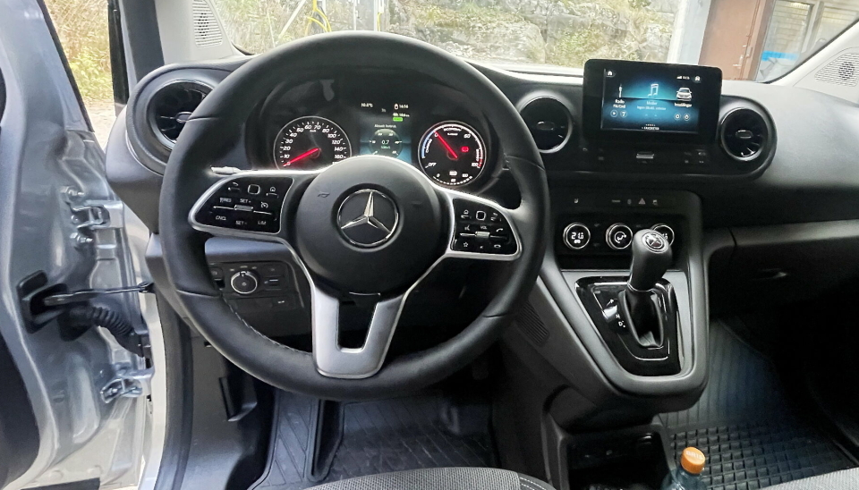 FØRER: Et godt førermiljø med MBUX-skjermen i midten. Bilen har siste generasjon av Mercedes’ infotainmentsystem.