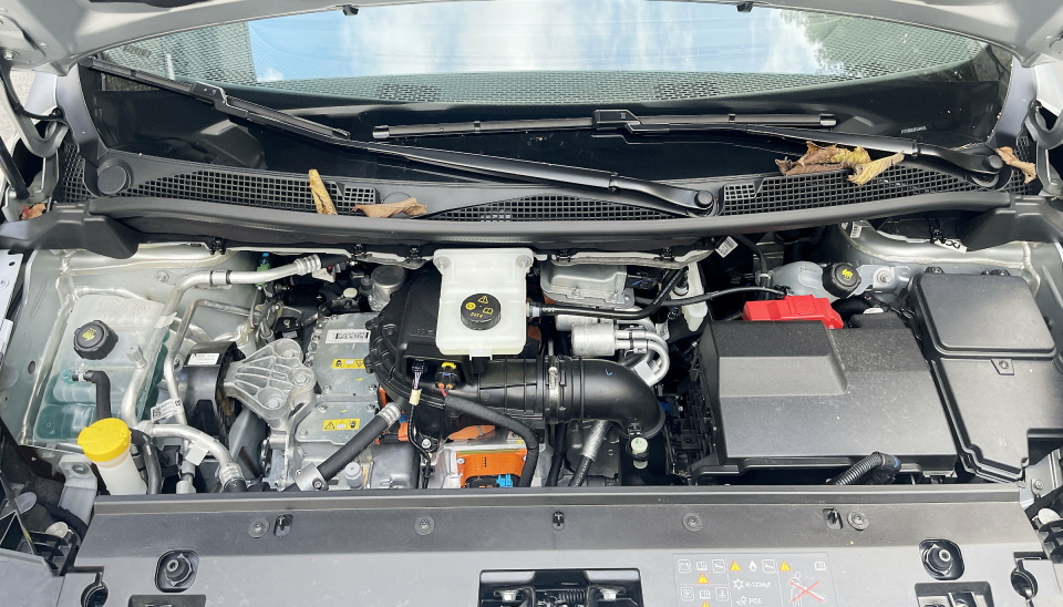 MOTOR: Under panseret finner vi en rekke av elektronikk- og styrings komponentene samt el. motoren.