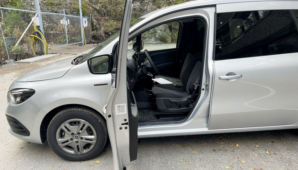 SPESIELL: Førerdøren kan åpnes i 90 grader. Dette skyldes søskenbilen Kangoo og den spesielle sesam-døren.
