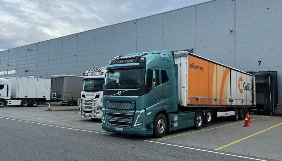 Den elektriske trekkvognen klargjøres før avreise fra Ahlsells logistikksenter på Gardermoen. Den elektriske trekkvognen klargjøres før avreise fra Ahlsells logistikksenter på Gardermoen.