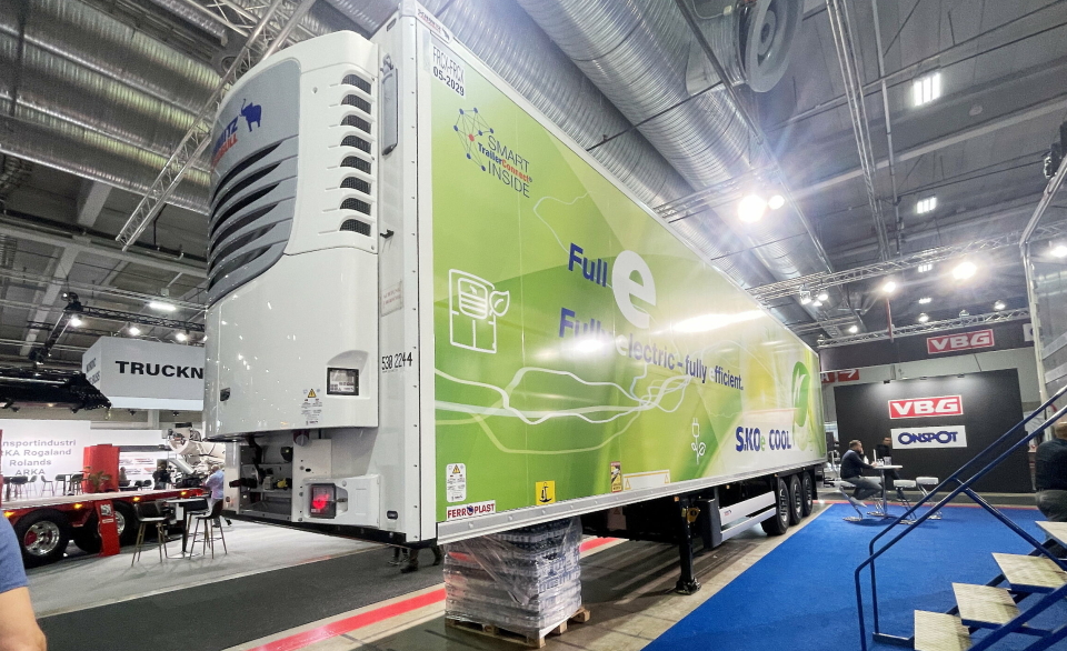 KJØLEHENGER: S. KOe COOL SMART hengeren fra Schmitz har en batterikapasitet som gjør at aggregatet kan kjøres 4,5 timer på det innebygde batteriet. Den midtre akselen er også en e-aksel.