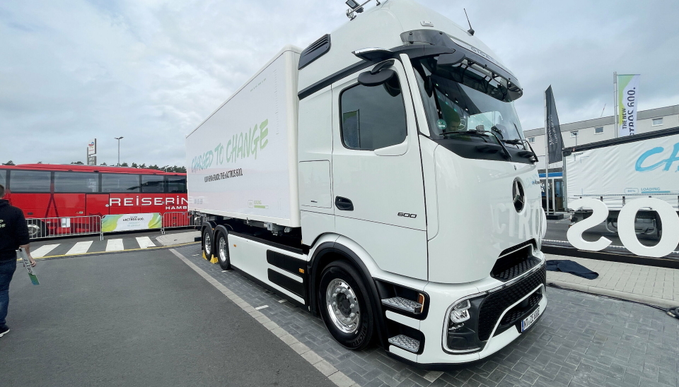 CHASSIS: Fra start blir bilen levert som både 6x2 chassis og 4x2 trekkvogn.