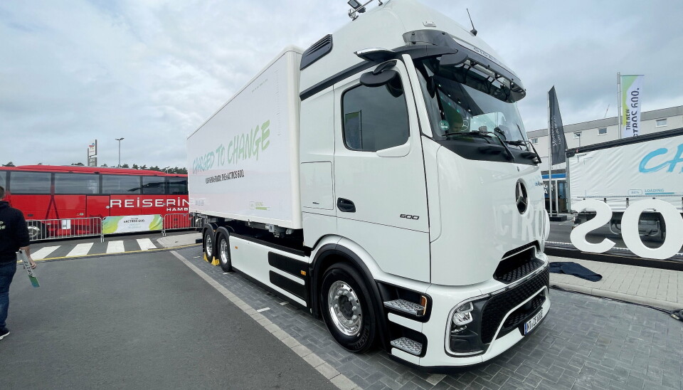 CHASSIS: Fra start blir bilen levert som både 6x2 chassis og 4x2 trekkvogn. CHASSIS: Fra start blir bilen levert som både 6x2 chassis og 4x2 trekkvogn.