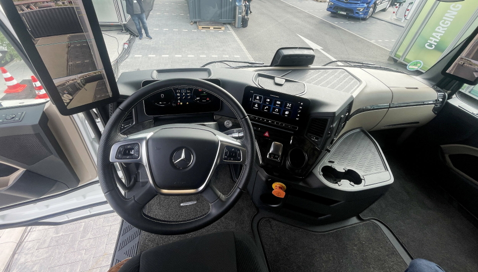 FØRERPLASSEN: Her er mye likt som i en tradisjonell Actros, men det er ny funksjonalitet tilpasset elektrisk drivlinje.