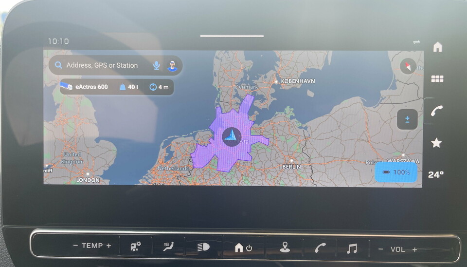 REKKEVIDDE: Her ser vi hvordan systemet viser rekkevidden til bilen med gjenværende energi. Vi ble også fortalt at i enkelte tilfeller hadde navigasjonssystemet foreslått å kjøre rundt en bakketopp fremfor å kjøre over. Systemet benytter nemlig topografi, temperatur og en rekke annen informasjon for å beregne den mest økonomiske ruten. REKKEVIDDE: Her ser vi hvordan systemet viser rekkevidden til bilen med gjenværende energi. Vi ble også fortalt at i enkelte tilfeller hadde navigasjonssystemet foreslått å kjøre rundt en bakketopp fremfor å kjøre over. Systemet benytter nemlig topografi, temperatur og en rekke annen informasjon for å beregne den mest økonomiske ruten.