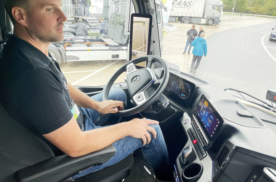PÅ TUR: Vi fikk sitte på med den prototyp av eActros 600 en liten tur. Det er ikke så enkelt å danne seg noe bilde av kjøringen fra passasjersetet, men vi merker at det er meget stille, og stillere enn i eActros 300 og 400. Vi kjenner også at det er god akselerasjon selv med 40-tonn som var totalvekten det ble kjørt med.