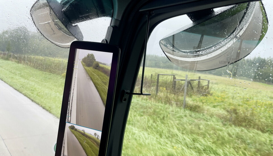 SPEILKAMERA: eActros er utstyrt med siste generasjon av speilkamera. Mercedes har valgt å beholde front og hjørne-speilet som tradisjonelle speil. Dette er todelt, de fant ut at det var lite å spare på aerodynamikken, men det andre var at på grunn av hovedlysene vil ett frontkamera og skjermen alltid lyse opp og forstyrre nattsynet sjåføren under kjøring i mørket. Hjørnespeilet stikker nå utenfor det nye huset til speilkamera slik at om hjørnespeilet får plass trenger ikke sjåføren å være engstelig for kamerahuset. SPEILKAMERA: eActros er utstyrt med siste generasjon av speilkamera. Mercedes har valgt å beholde front og hjørne-speilet som tradisjonelle speil. Dette er todelt, de fant ut at det var lite å spare på aerodynamikken, men det andre var at på grunn av hovedlysene vil ett frontkamera og skjermen alltid lyse opp og forstyrre nattsynet sjåføren under kjøring i mørket. Hjørnespeilet stikker nå utenfor det nye huset til speilkamera slik at om hjørnespeilet får plass trenger ikke sjåføren å være engstelig for kamerahuset.