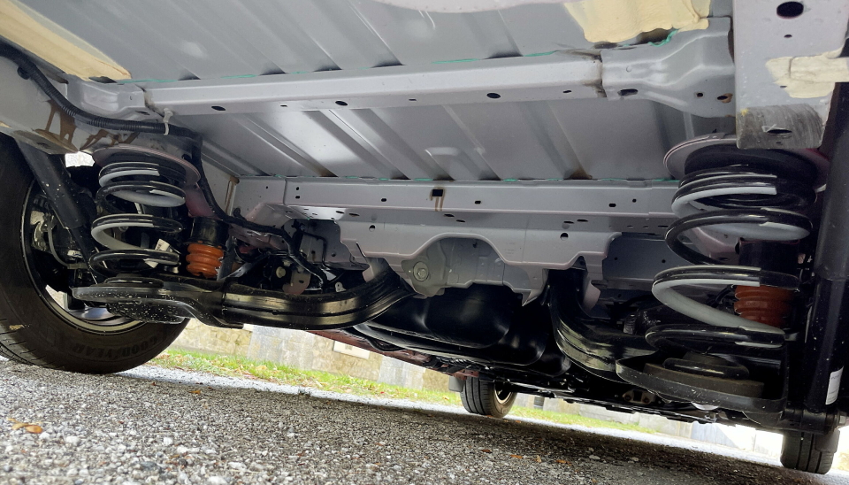 UAVHENGIG: Med den nye uavhengige bakfjæringen har Ford tatt Custom opplevelsen til nye høyder.