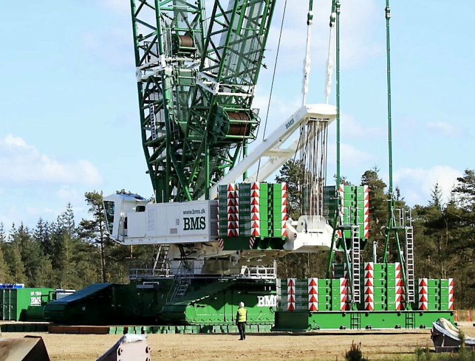 KJEMPE: Liebherr 11350 har egenvekt på 1450 tonn og maks løftekapasitet på 1350 tonn. Denne skal løfte ut ødelagte bruelementer fra Gudbrandsdalslågen etter uværet «Hans». Foto: BMS